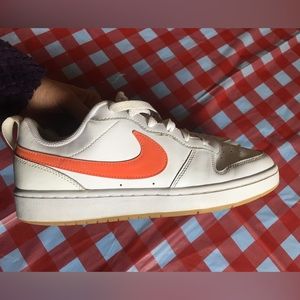 NIKE COURT BOROUGH LOW 2 GS 'WHITE ORANGE'. Size: Youth 7=Men’s: 7=Woman’s: 8.5